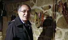 Ant�nio Pinelo Tiza xunto a algunhas das obras da mostra �M�scaras�