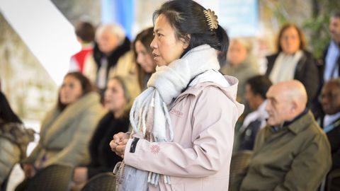 Rezo del rosario en el patio del Santuario de las Apariciones de Pontevedra