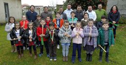 Los miembros del plantel Sete P�as se re�nen los s�bados en la antigua escuela unitaria. 