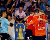 Los jugadores del Burela festejan el primer gol que le marcaron al Bar�a hace una semana.