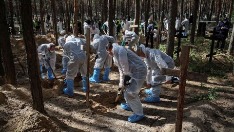 En la localidad de Izium, recientemente liberada por las tropas de Kiev, continuaban este lunes las exhumaciones de cad�veres de civiles y militares hallados en fosas comunes