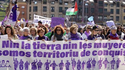 Vista de la manifestaci�n convocada por el movimiento �Asturies Feminista 8M� con motivo del D�a Internacional de la Mujer bajo el lema �Ni la tierra ni las mujeres somos territorio de conquista�