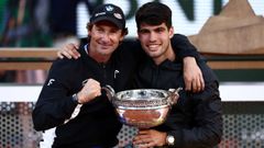 Juan Carlos Ferrero y Carlos Alcaraz celebrando el t�tulo de Roland Garros del 2024
