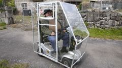 Pereira, vecino de Barro que le hizo una cubierta de pl�stico al andador el�ctrico