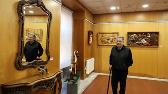 Demetrio Bermo con algunas de las piezas que exhibe en la casa Raquel Soler