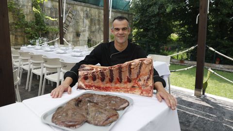 Diego Lorenzo con varias de las piezas destinadas a la brasa del Restaurante Plaza de O Pereiro de Aguiar