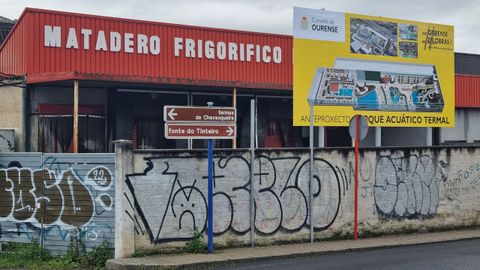 Cartel en el viejo matadero que anuncia la futura construcci�n de un parque acu�tico.