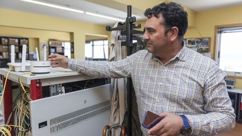 El alcalde de Laxe, Francisco Charl�n, comprueba la falta de conexi�n