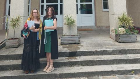 Sofía Acevedo, izquierda, y María Ron, nuevas vicedirectora y directora del IES Ribadeo Dionisio Gamallo