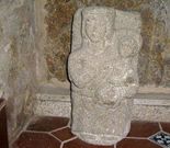 Imagen en piedra de la Virxe da Leite que estuvo incrustada en la antigua fachada de la iglesia de San Marcos de Corcubi�n. 