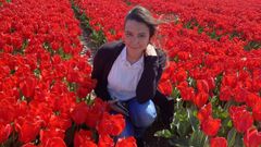 Elena Morenza, en uno de los ic�nicos campos de tulipanes de Holanda.