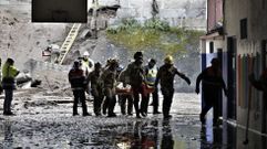 Evacuaci�n de una vecina que qued� aislada en su casa tras la caida del muro en el colegio Cardenal Cisneros 