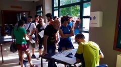 Los participantes en las jornadas, a primera hora de la ma�ana, antes de iniciar los descensos