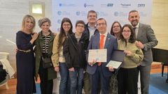 Juan Jos� Gonz�lez recibiendo el reconocimiento
