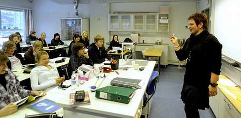 Una profesora impartiendo clase en un instituto de Helsinki. Finlandia sigue en los primeros puestos del informe PISA.