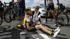 Una impactante ca�da en el Tour obliga a neutralizar la carrera