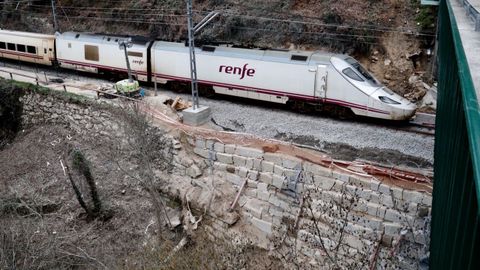 Un Alvia circulando por la ladera que fue reforzada ante el riesgo de desprendimiento