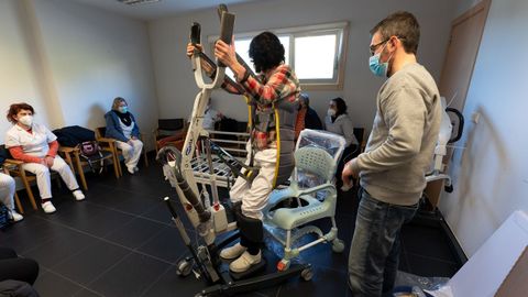 Trabajadoras del SAF del Concello de San Sadurnio, durante un curso sobre el manejo de camas y sillas articuladas