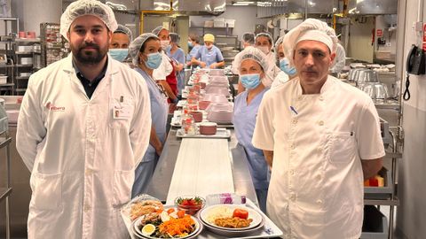 Parte del equipo de cocina de Ribera Povisa en el momento de emplatado del men� de mediod�a