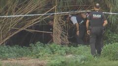 Mossos, bomberos y buzos buscan el cuerpo sin vida de un beb� al que su padre arroj� al r�o Besos