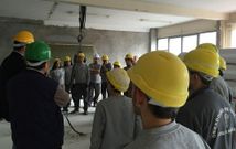 El alcalde estradense, Jos� L�pez, supervis� ayer las obras, en la primera planta del edificio multiusos. 