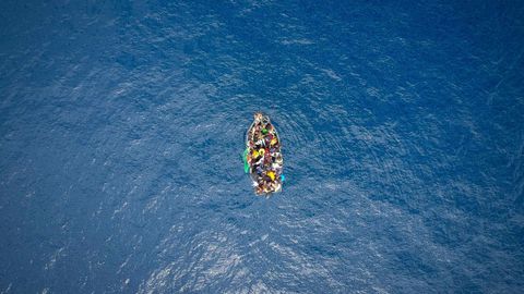 Un bote cargado de personas cruza el Estrecho de Gibraltar