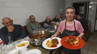 En A Taberna de Montse tambi&eacute;n se come junto a la cocina de le&ntilde;a