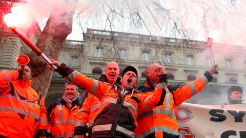 Activistas franceses protestan durante la huelga general de servicios p�blicos en Paris