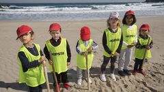 La playa de Canido, m�s �saludable� gracias a los ni�os de Mens y Barizo: �las im�genes!