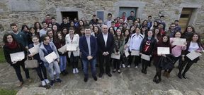 <span lang= gl >A foto de familia final</span>. O director xeral de Xuventude e o alcalde de Ponteceso e presidente da Fundaci�n Pondal -no centro- posaron diante da reitoral de Cospindo xunto aos alumnos do Escola de Tempo Libre ao rematar a entrega de diplomas. 