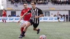 El visitante Mandayo y el local  Dani Pena en una jugada del Sof&aacute;n-Victoria