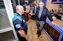 La recreativa, al fondo, fue desvalijada por los ladrones que entraron a este local de Burela. 