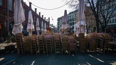 Sillas apiladas en los restaurantes cerrados de Berl�n.