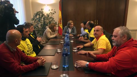 La delegada del Gobierno, Delia Losa, con el comit� de empresa de Alcoa