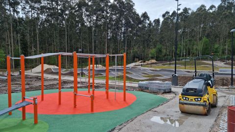 Operarios y maquinaria ultiman la construccin de un innovador parque deportivo levantado sobre una parcela situada en el centro de Xove que mide unos 9.000 metros cuadrados