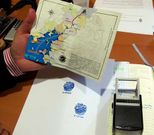 El alcalde muestra el nuevo cu�o para la ruta Xacobea.