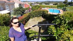 Flora Mart�nez muestra la parcela ocupada por Gas Natural junto a la piscina de la urbanizaci�n