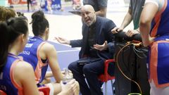 Lino López, que acabó expulsado, dando indicaciones durante el partido contra el IDK.