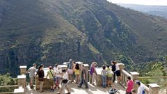 Un grupo de escolares en el mirador geol�gico de Campdola, uno de los lugares que visitar�n los participantes en los campamentos