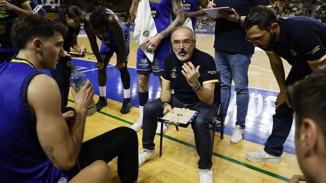 Lpez Surez imparte instrucciones a sus jugadores en el Pazo
