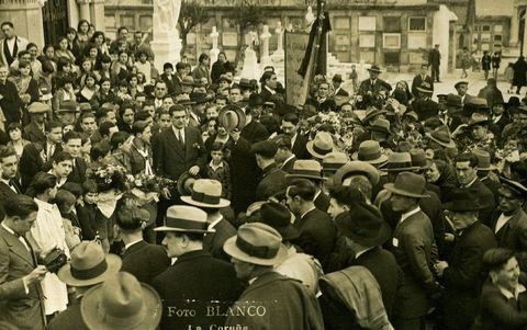 Manifestaciones en San Amaro. El 1 de mayo de 1931 cientos de personas salieron de María Pita hacia San Amaro donde ofrecieron flores en el cementerio civil y en la cruz de los olvidados. Fue el mismo año en el que Curros era recordado en San Amaro (en la foto) con otra manifestación