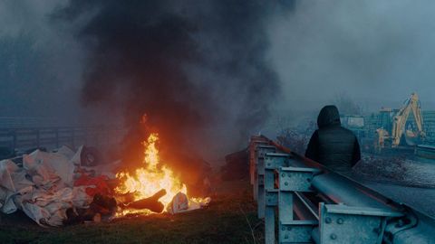 La protesta ocupa los dos carriles de la autov�a