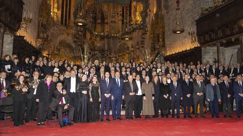 La reina Sof�a y la presidenta del Congreso Francina Armengol, con los m�sicos y el coro tras el concierto