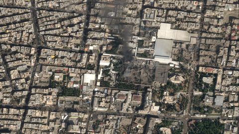 Una imagen satelital muestra humo negro elev�ndose y graves da�os en el complejo del l�der supremo iran�, el ayatol� Al� Jamenei