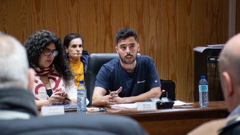 C�sar no, concejal de Cultura de Sarria, rebatiendo a los socialistas durante la sesi�n