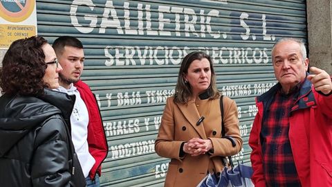 Representantes del PSOE visitaron el barrio de O Vinte�n.