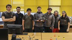 Integrantes del equipo Auria Technologies del campus de Ourense posan junto a uno de sus dispositivos piloto.