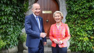 La presidenta de la Comisi�n Europea, Ursula von der Leyen, a la derecha, y el primer ministro irland�s, Miche�l Martin, posan ante la puerta del despacho de la presidencia en el University College Cork, al inicio de la presidencia irlandesa del Consejo de la UE