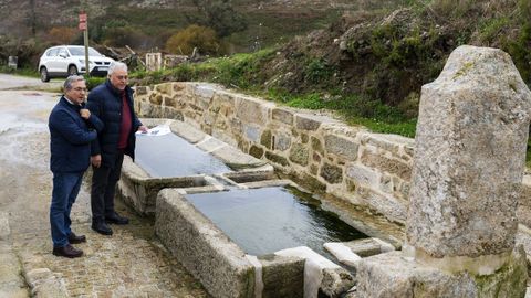 Luis Menor, con el alcalde de Lobeira, Antonio Iglesias.