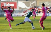 El Compos pag� muy caros en Coruxo sus errores en la retaguardia. 